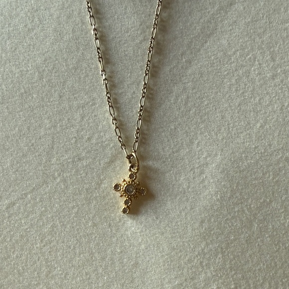 Elegant Gold Cross Pendant Necklace - Picture 4 of 7